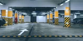 Estacionamiento moderno con pensionados